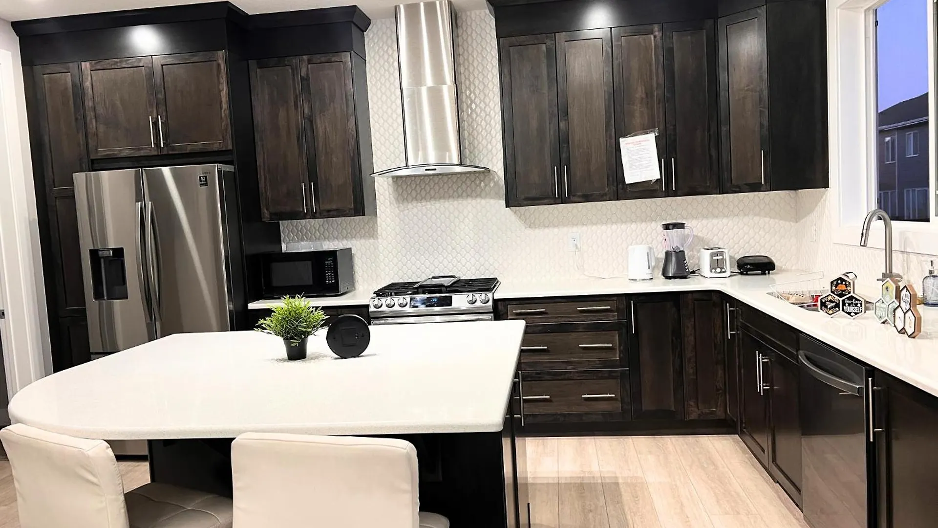 Homestay Flowealth Property Luxury Villa Near Lake Netflix Tv Wifi Calgary Canada